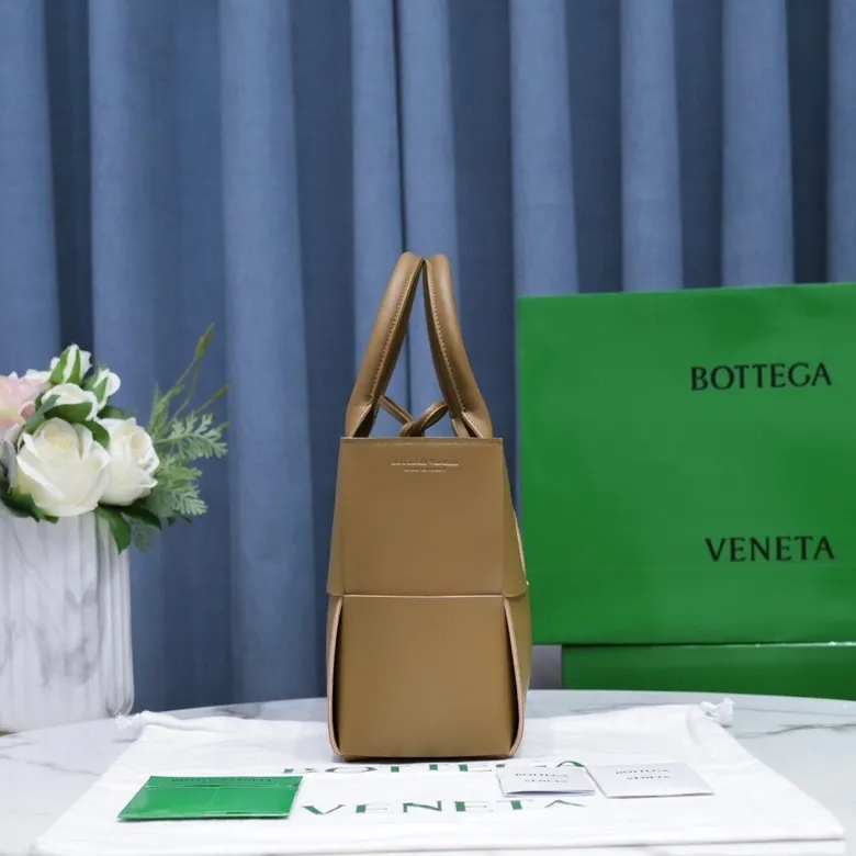 Batch 1760 medium arco, BottegaVeneta# official website latest cowhide leather with inner sheepskin SLIP tote handbag, and the logo has been changed to the side panel😍The oversized woven design really makes it a huge gap from ordinary tote bags🔗🔗Different color combinations inside and outside ⛓Daniel Lee leads the brand's DNA to continue to evolve with fresh inspiration🧬🧬showing a balanced style of luxury and reality👉: 30*20*12 Model: 9893#